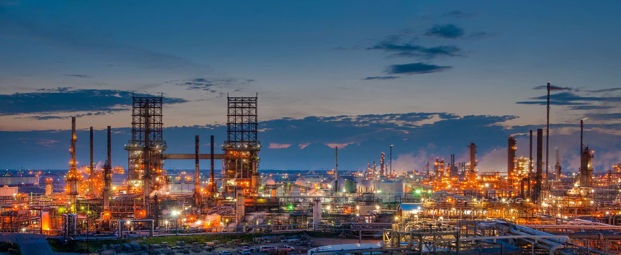 Planta industrial ao anoitecer